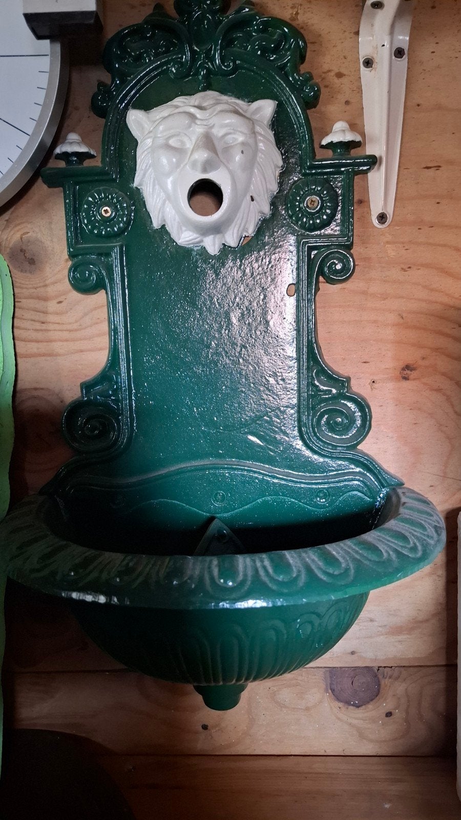 Decoratieve gietijzeren wandfontein met leeuwenkop +kraan, Ophalen