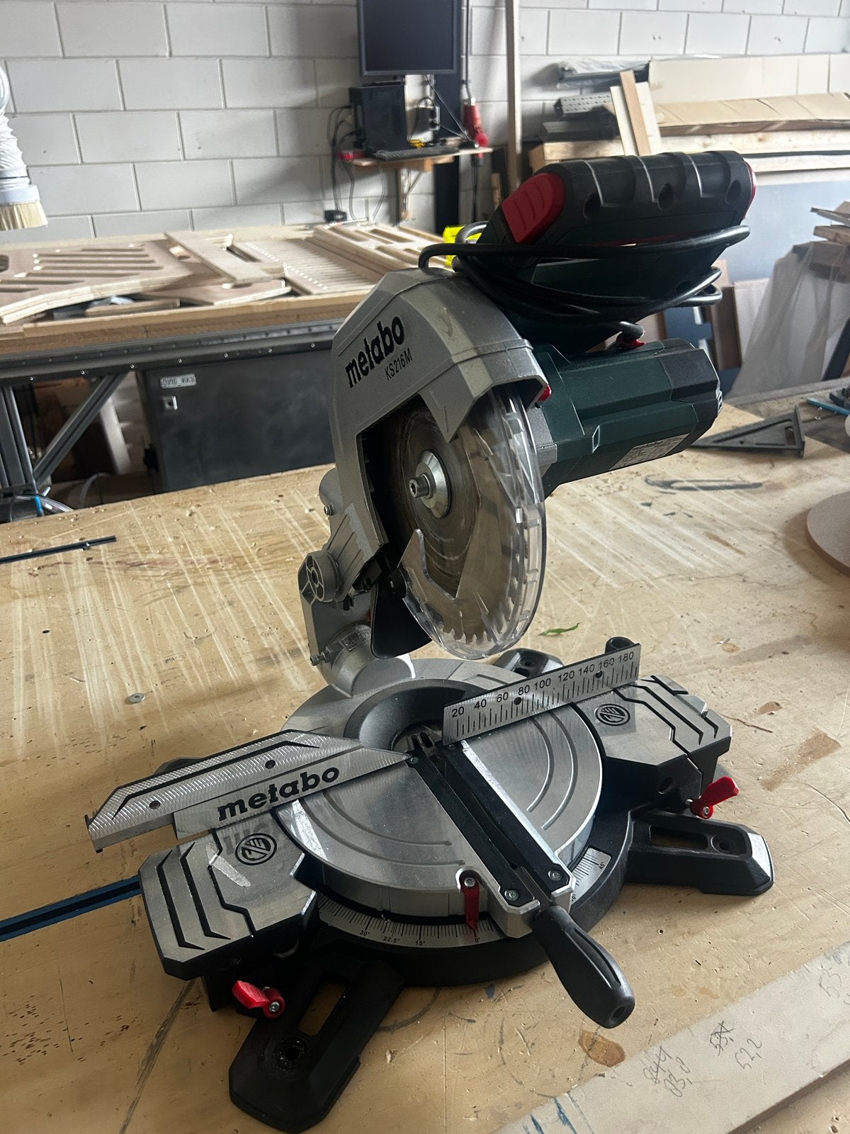 Metabo KS 216 M Afkortzaag, Doe-het-zelf en Verbouw, Gereedschap | Zaagmachines, Ophalen, 600 tot 1200 watt, Zo goed als nieuw