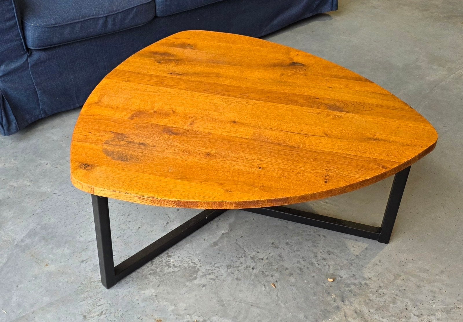 Driehoekige salontafel van eikenhout met metalen onderstel, Ophalen, 50 tot 100 cm, Modern, Industrieel, 50 tot 100 cm