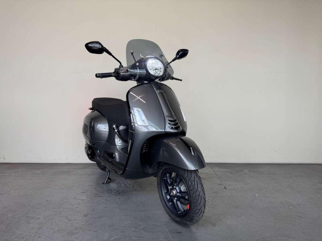 Vespa GTS 300 Super Sport Agaat Grijs, 2024, Custom, Motoren, Niet ingevuld, Scooter, 300 cc, Bedrijf