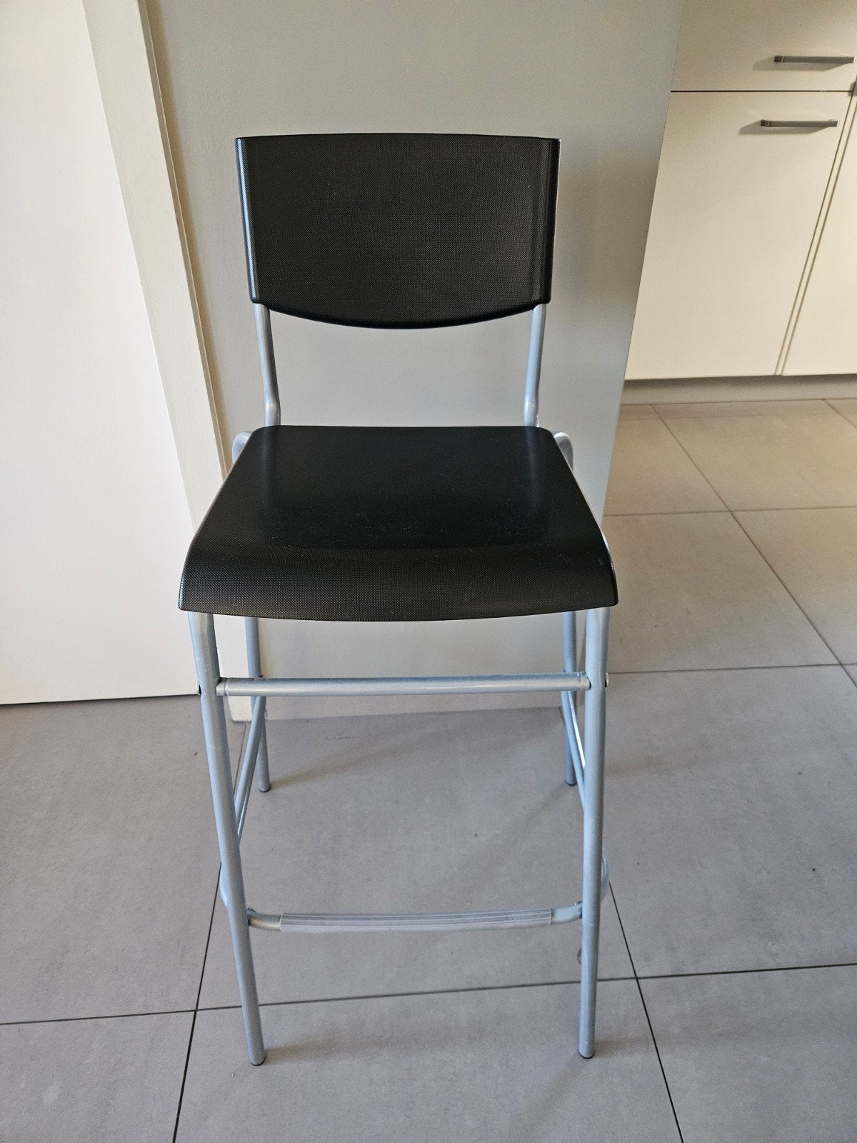 Ikea kruk zwart, Ophalen, Kunststof, Met voetsteun, 60 tot 90 cm