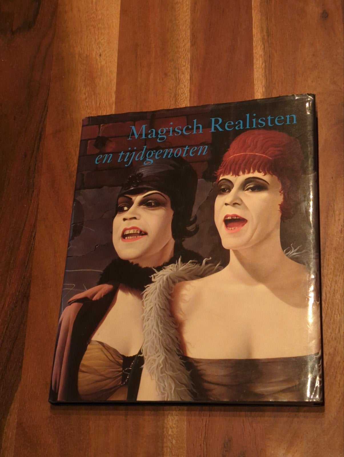 Magisch Realisten en tijdgenoten - Kunstboek, Ophalen of Verzenden, Gelezen, Schilder- en Tekenkunst, Diverse auteurs