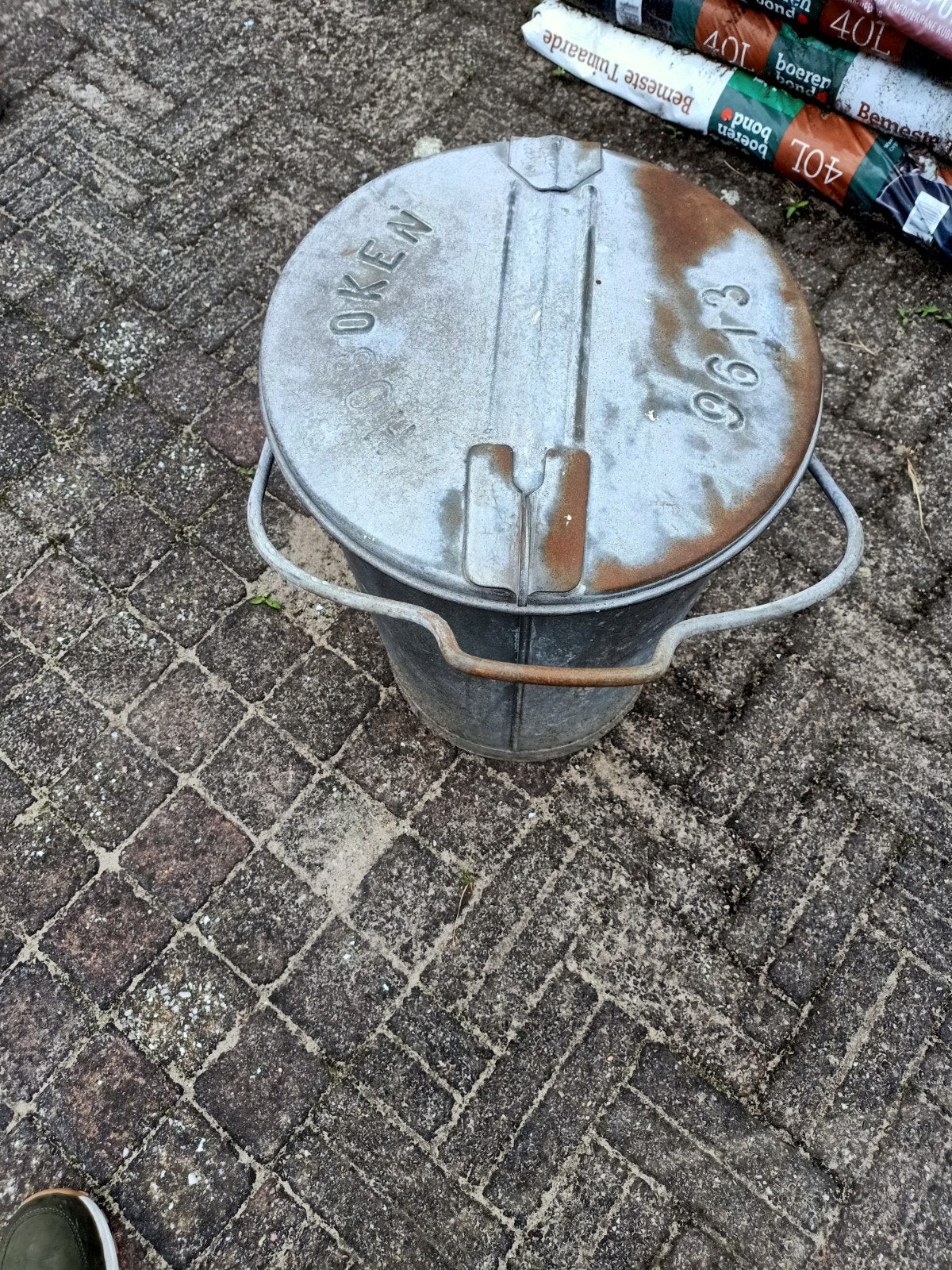Oude vuilnisbak, Ophalen