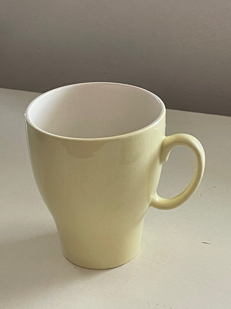 Vintage beker van Petrus Regout in pastelgeel model Tulp, Ophalen, Zo goed als nieuw