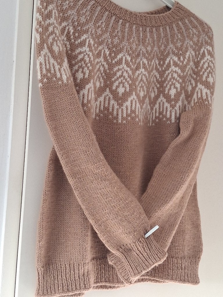Handgebreide trui van 100% Noorse wol (Sandnes Garn), Maat 38/40 (M), Beige, Nieuw, Ophalen of Verzenden