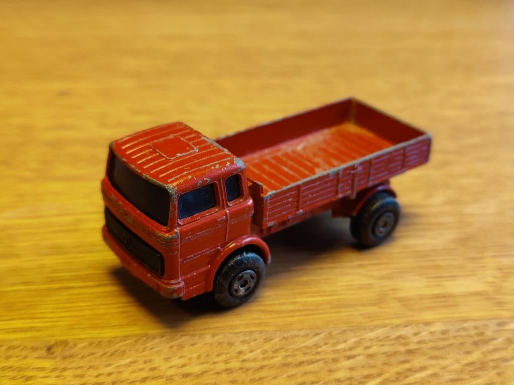 Matchbox Mercedes Truck ROOD, Ophalen of Verzenden, Zo goed als nieuw, Bus of Vrachtwagen