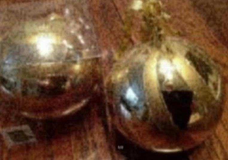 2x grote goudkleurige kerstbal aan lint; glitter-details, Diversen, Kerst, Ophalen of Verzenden, Zo goed als nieuw