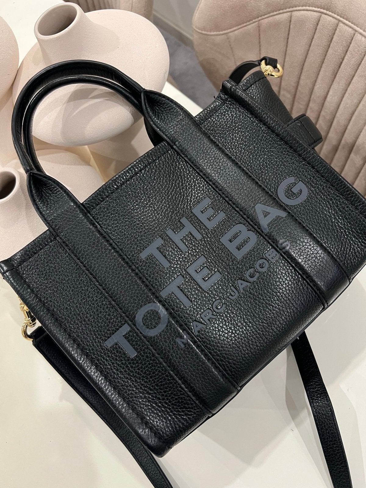 Marc Jacobs The Tote Bag Leer Zwart crossbody, Ophalen of Verzenden, Zo goed als nieuw, Zwart, Schoudertasje