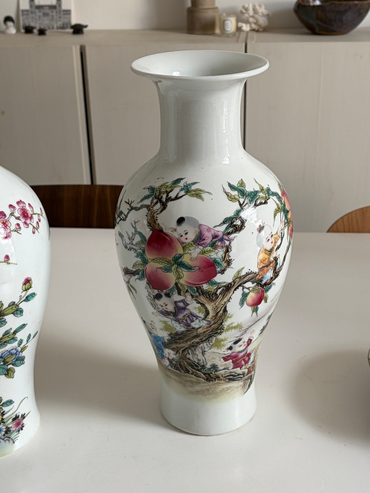 Antieke Chinese porseleinen vaas met kinderdecoratie, Antiek en Kunst, Antiek | Vazen, Ophalen of Verzenden