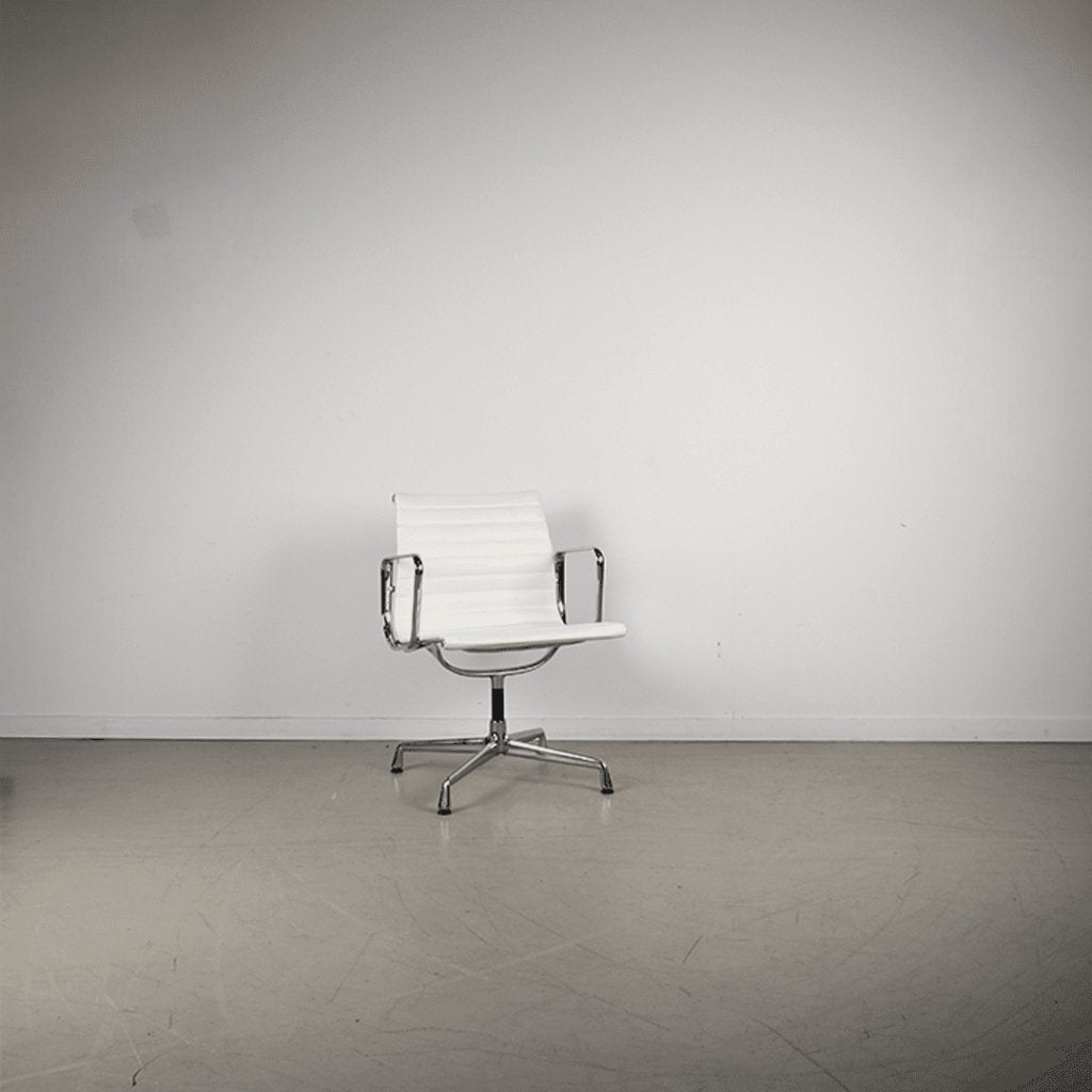 Vitra Eames EA 107 Stoel Wit Leer - Chroom, Niet ingevuld, Zo goed als nieuw, Niet ingevuld, Niet ingevuld
