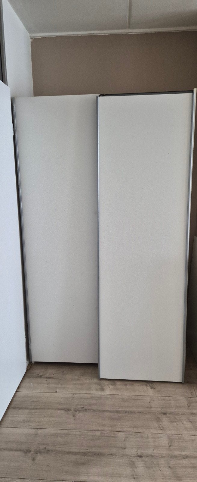 Witte kledingkast met schuifdeuren, Ophalen, Gebruikt, 100 tot 150 cm, 200 cm of meer