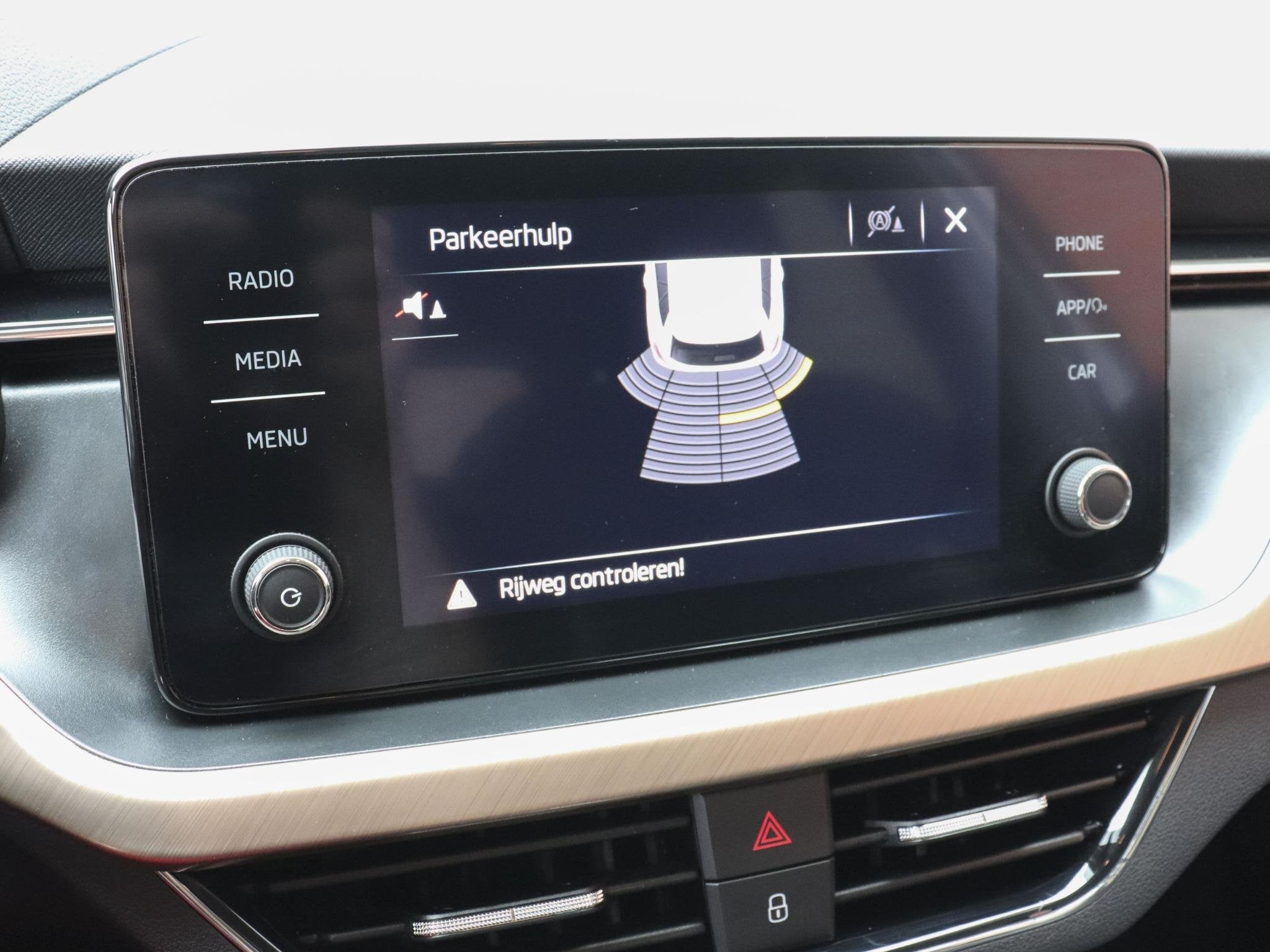 Skoda Kamiq 1.0 TSI 110pk DSG Style Navigatie Apple Carplay/, Gebruikt, 3 cilinders, Kamiq, SUV of Terreinwagen