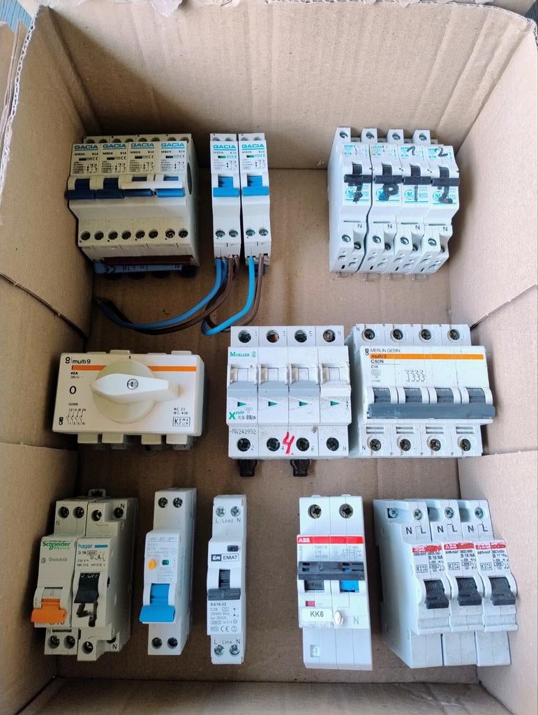 Doos met diverse schakelaars en automaten., Ophalen of Verzenden, Schakelaar