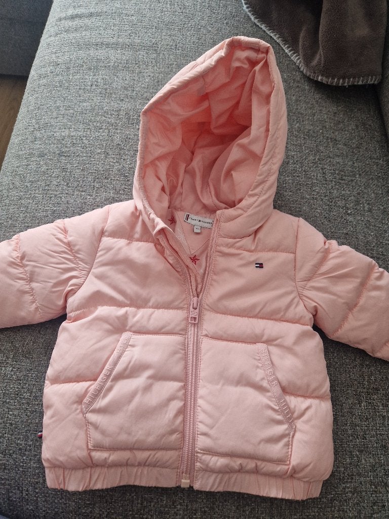 Jas maat 68      1 keer aan gehad tommy hilfiger, Ophalen, Zo goed als nieuw, Meisje, Jasje