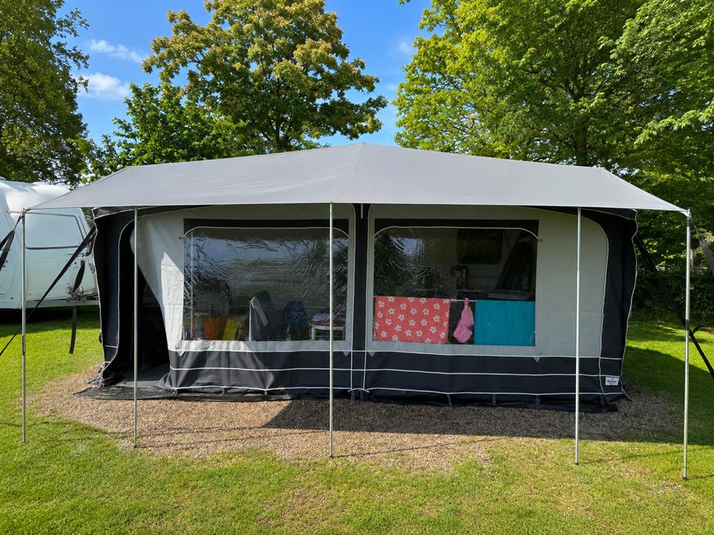 Mooie 4-seizoenen voortent maat 13 met luifel en zijwanden, Caravans en Kamperen, Ophalen of Verzenden, Zo goed als nieuw