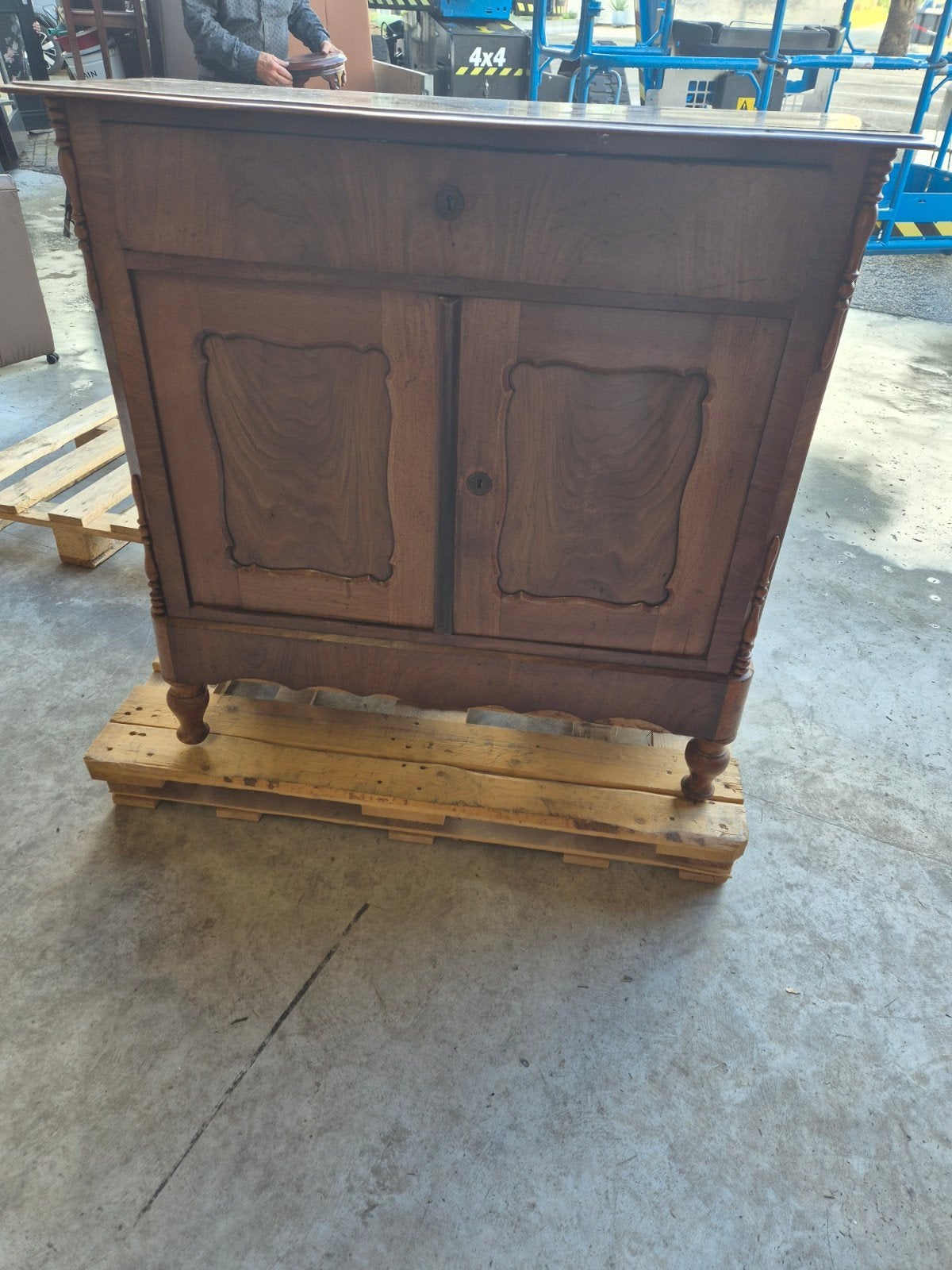 Biedermeier/meidenkast, Ophalen
