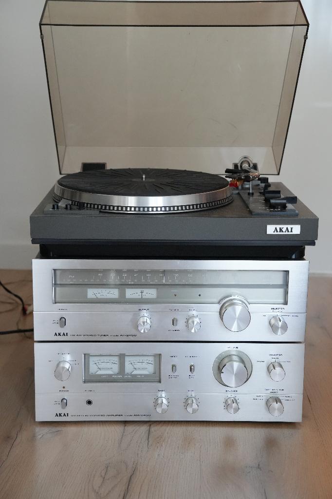AKAI AT-2450 AM/FM & Amplifier & LP AP-307, Ophalen, Akai