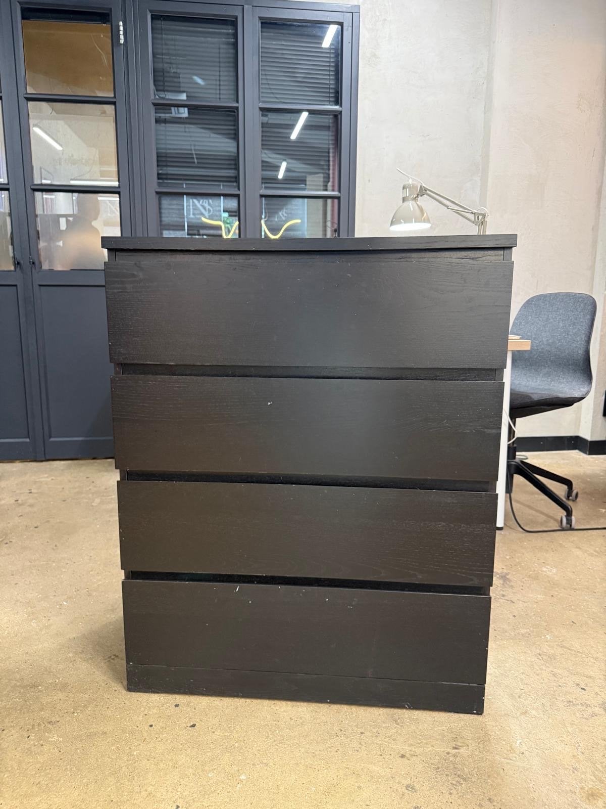 Gratis - Ikea Malm Zwarte ladekast met 4 laden - Gebruikt, Huis en Inrichting, Kasten | Ladekasten, Ophalen, Gebruikt, 100 tot 150 cm