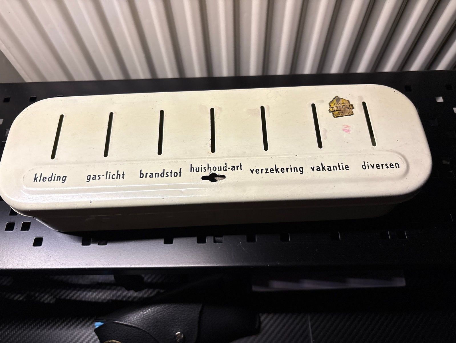 Vintage Brabantia Spaarpot met Vakjes - Sleutel Ontbreekt, Ophalen of Verzenden, Gebruikt, Metaal of Blik, Overige thema's