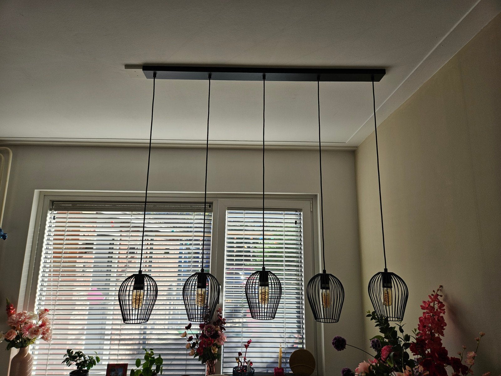 Eetkamerlamp met 5 zwarte pendels - onbeschadigd, Huis en Inrichting, Ophalen of Verzenden, Zo goed als nieuw, Metaal, E27 (groot)