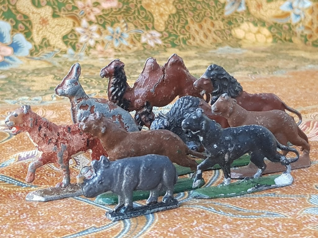 9 wilde dieren antiek speelgoed uit Engeland van tin.
