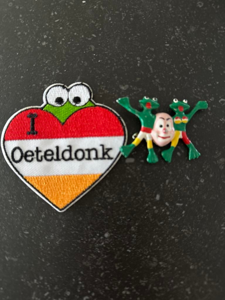 Oeteldonk embleem en kikkerbroche, Verzamelen, Speldjes, Pins en Buttons, Ophalen, Zo goed als nieuw