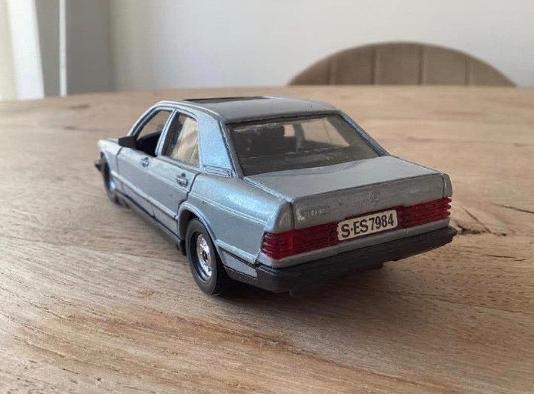 Corgi Mercedes-Benz 190E 1:36 met open deuren en schuifdak, Hobby en Vrije tijd, Ophalen of Verzenden, Gebruikt, Auto, Corgi