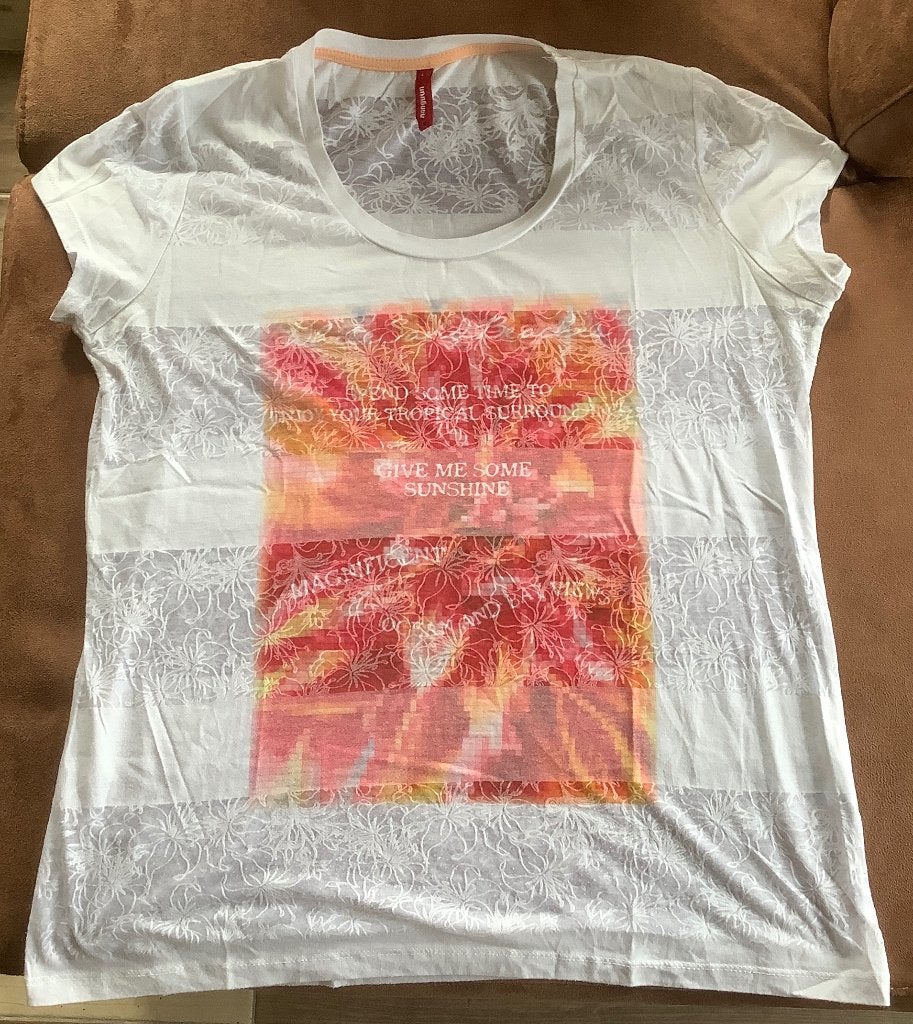 Manguun t-shirt maat L dun wit met voorkant bloemen, Wit, Maat 42/44 (L), Ophalen of Verzenden, Zo goed als nieuw