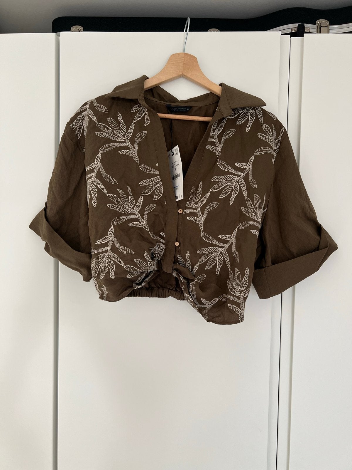 Zara setje: Cropped blouse en wikkelrokje met borduursel, Kleding | Dames, Rokken, Nieuw, Maat 38/40 (M), Groen, Ophalen of Verzenden