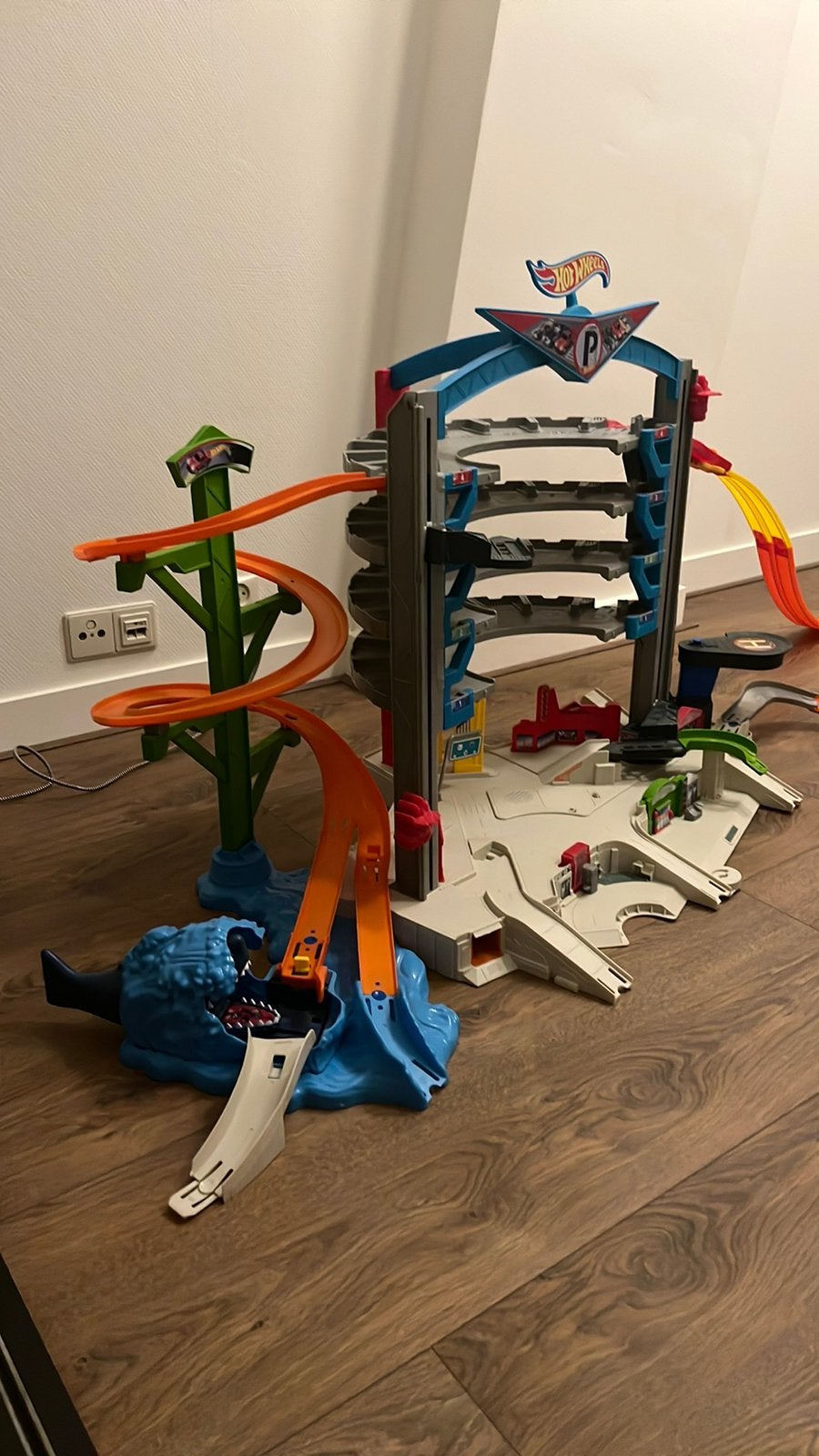 Hot wheels garage met haai, Ophalen of Verzenden, Zo goed als nieuw, Handmatig, Hot Wheels