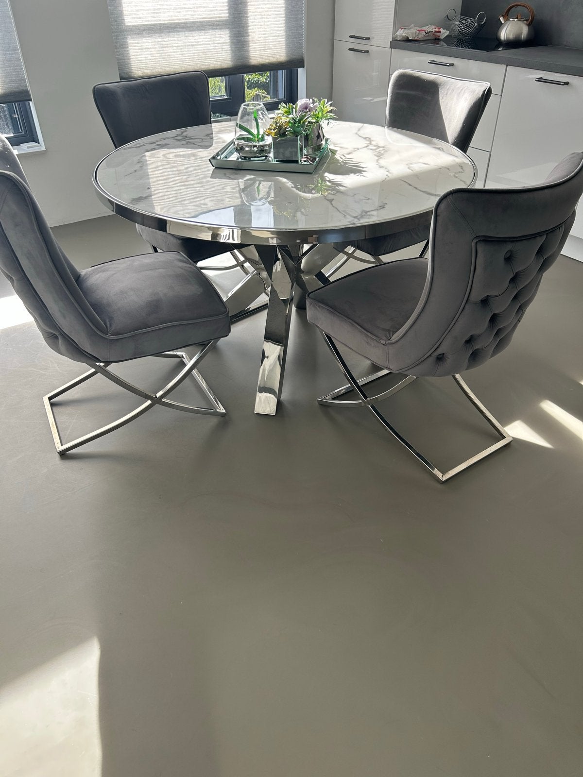 Elegante marmer ronde eettafel met 4 grijze fluwelen stoelen, 100 tot 150 cm, Rond, Ophalen of Verzenden, Zo goed als nieuw