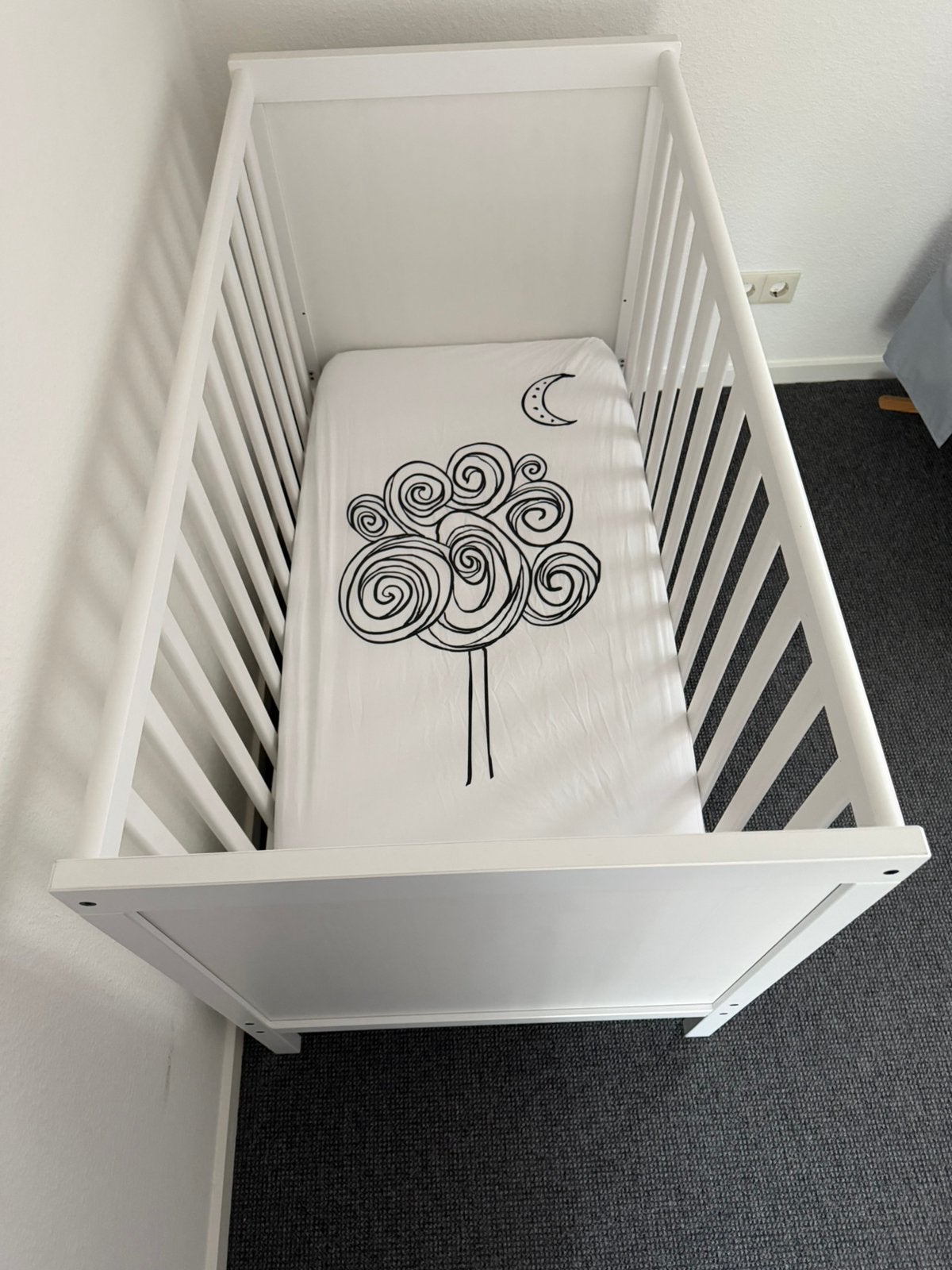 Kinderbedje met bijpassende commode (IKEA), Kinderen en Baby's, Kinderkamer | Complete kinderkamers, Zo goed als nieuw, Jongetje of Meisje