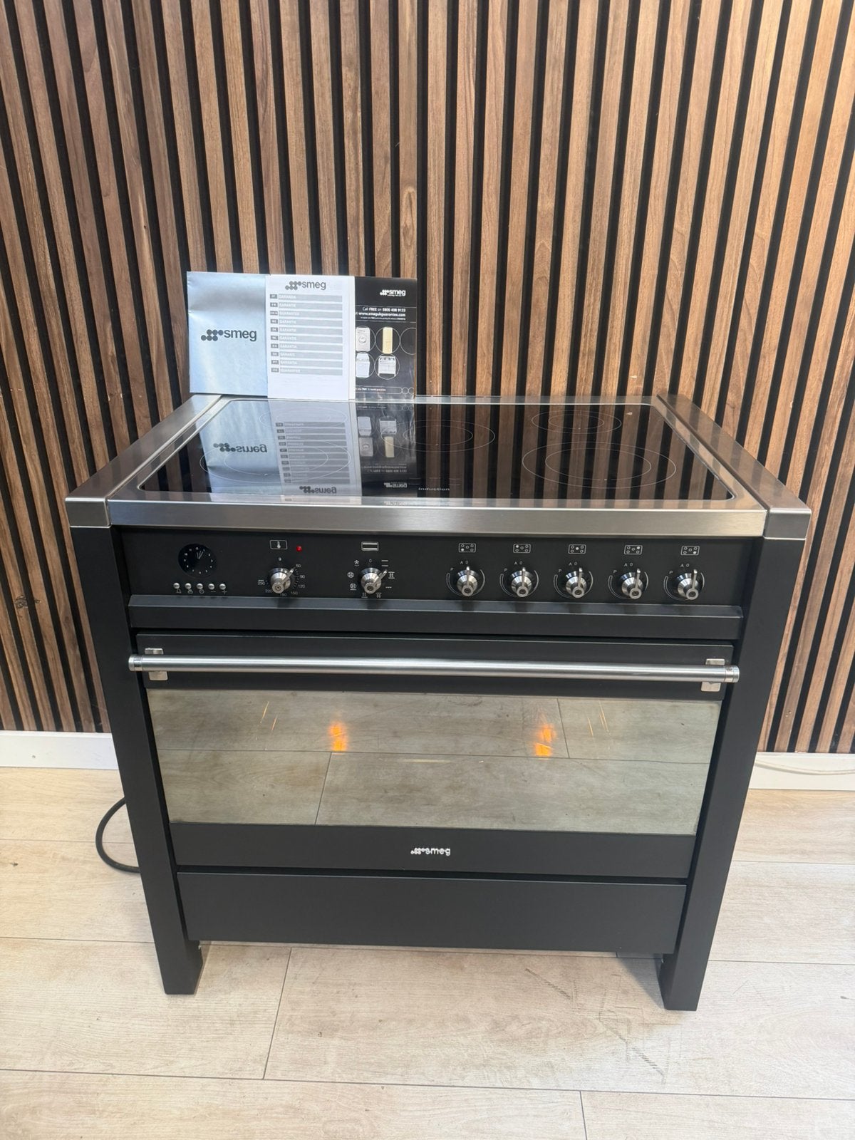 Luxe zwarte Smeg Inductie Fornuis 90 cm (Gratis bezorgen), 5258sh, Ophalen of Verzenden, Zo goed als nieuw, Energieklasse A of zuiniger