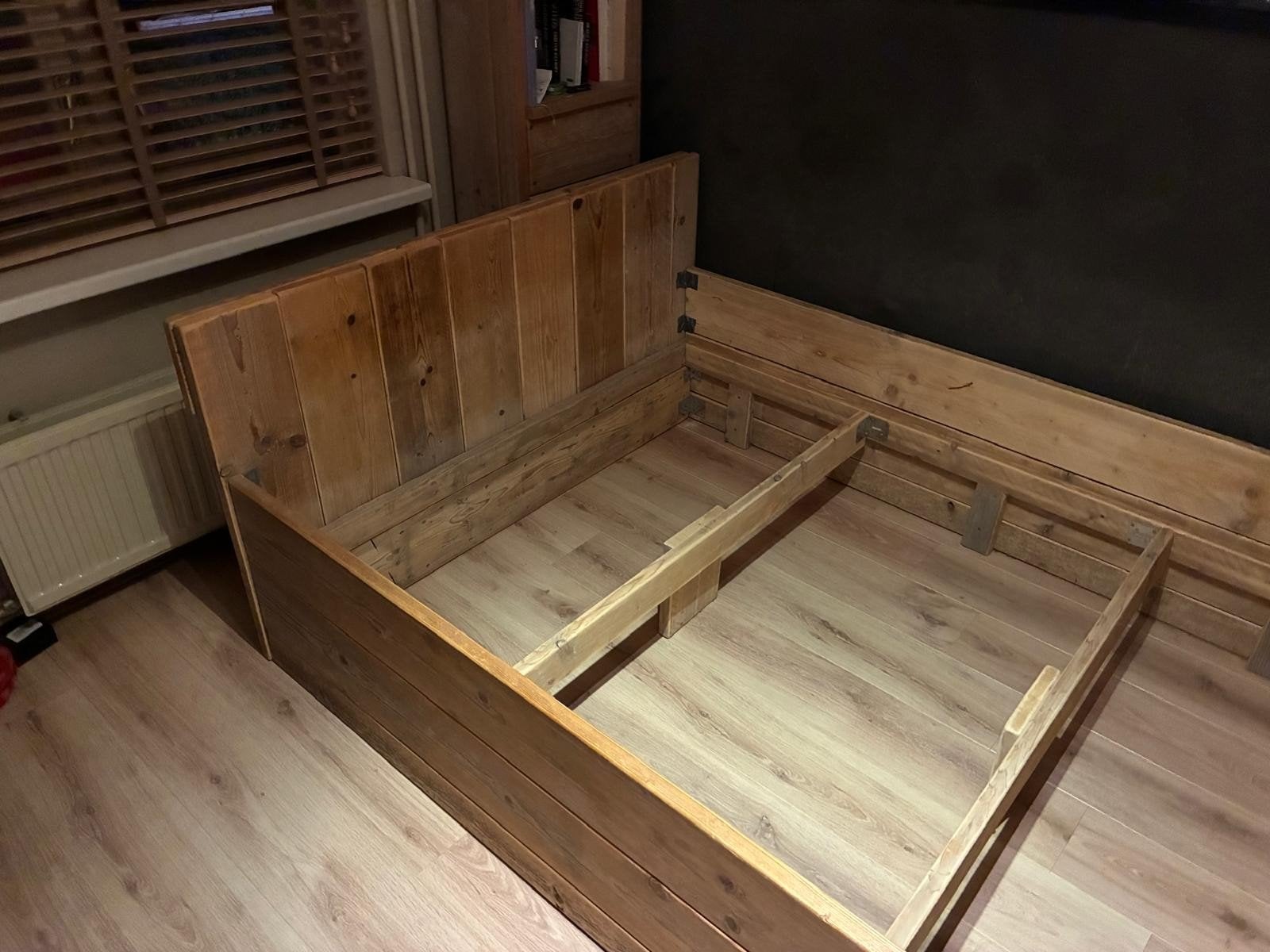 tweepersoonsbed van steigerhout met lattenbodems, Ophalen, Gebruikt, Steigerhout, Tweepersoons