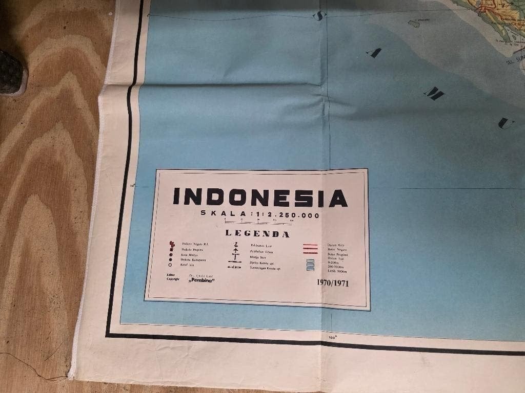 OUDE LINNEN LANDKAART INDONESIA  AFMETING   228X116 CM, Boeken, Atlassen en Landkaarten, Landkaart, 1800 tot 2000, Nederland, Ophalen