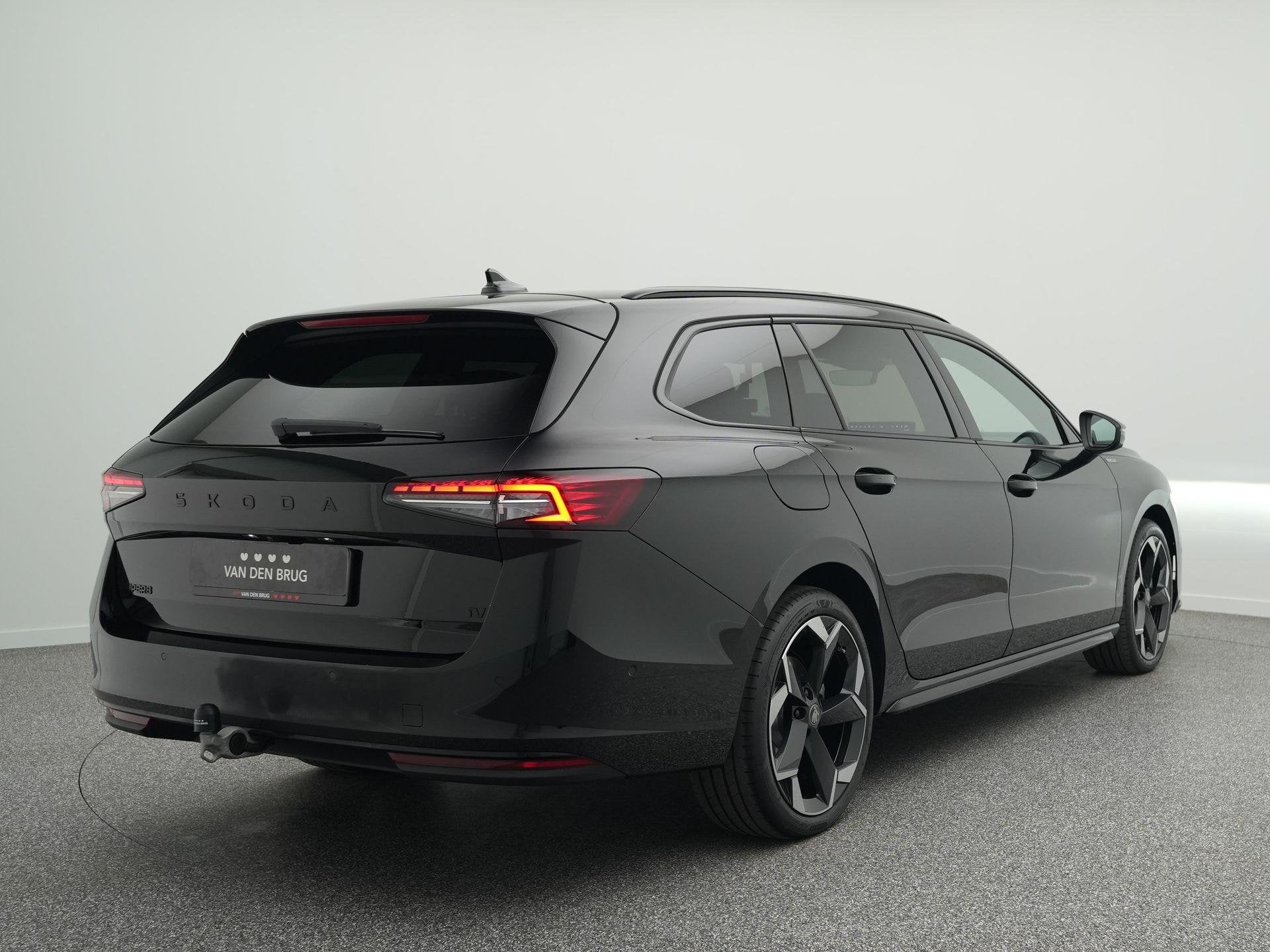 Skoda Superb Combi 1.5 TSI PHEV Sportline Business 204 pk DS, Auto's, 4 cilinders, Plug-in hybride, Superb, Verwarmde buitenspiegels