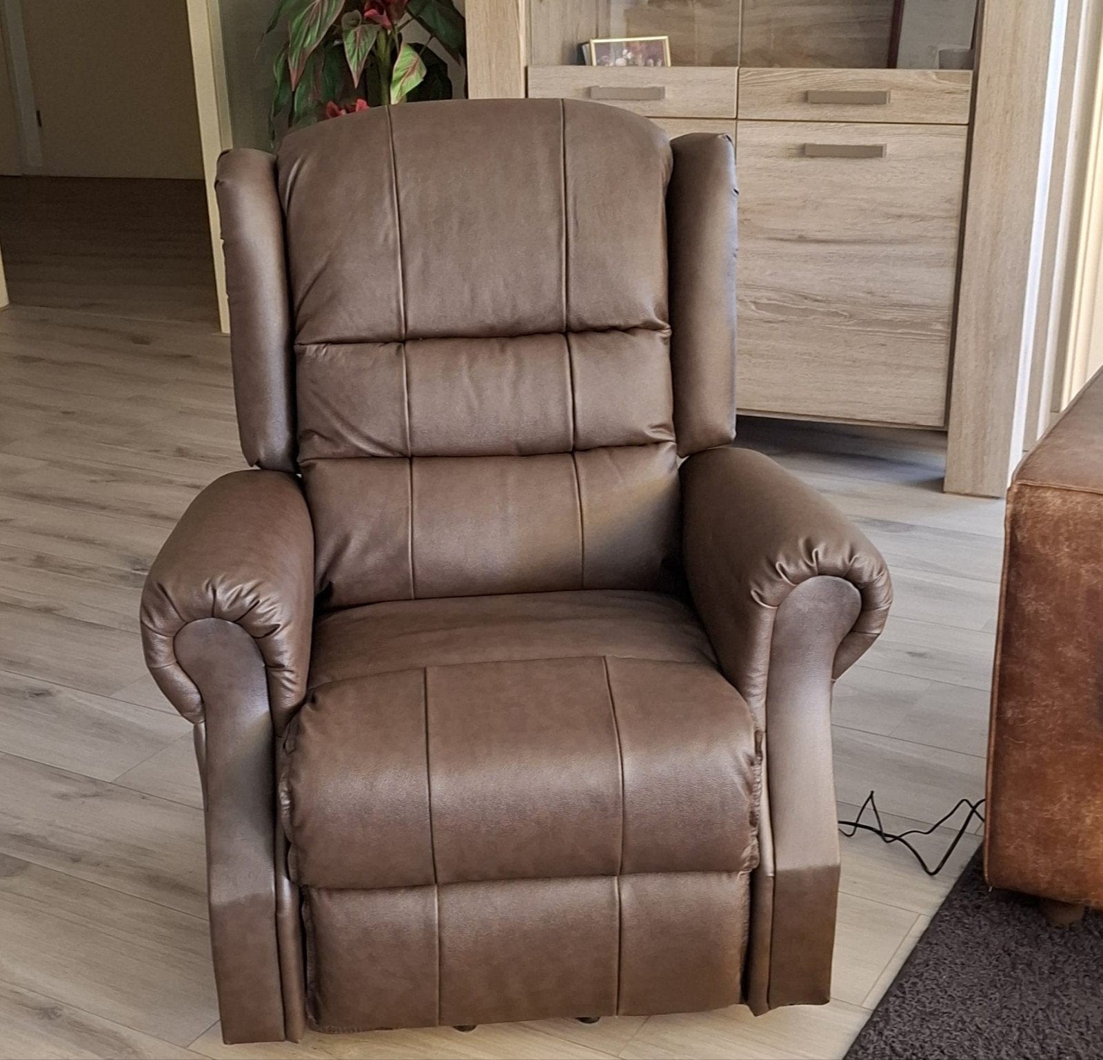 Sta-op relax stoel electrisch bruin, Ophalen, Kunststof, Minder dan 75 cm, Zo goed als nieuw