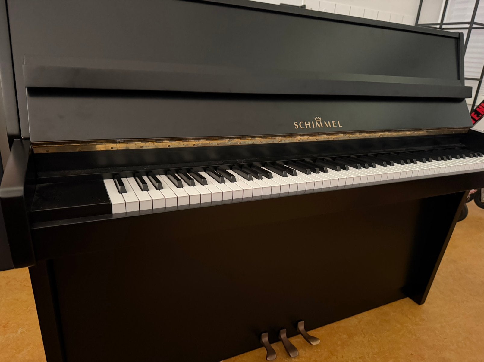 Prachtige zwarte Duitse Schimmel piano gestemd en gebracht