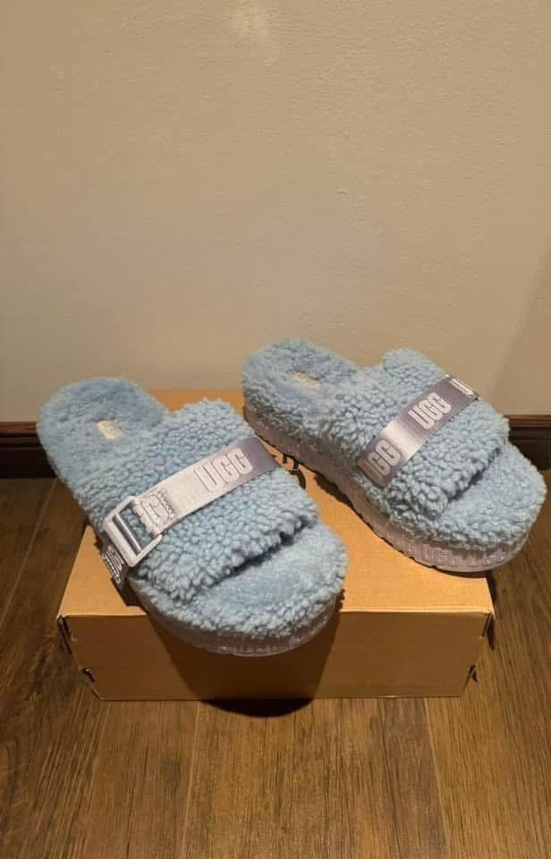 UGG • UGGS - FLUFFITA - Blauwe Platform Slippers - 41, Kleding | Dames, Schoenen, Slippers, Blauw, Nieuw, Ophalen of Verzenden