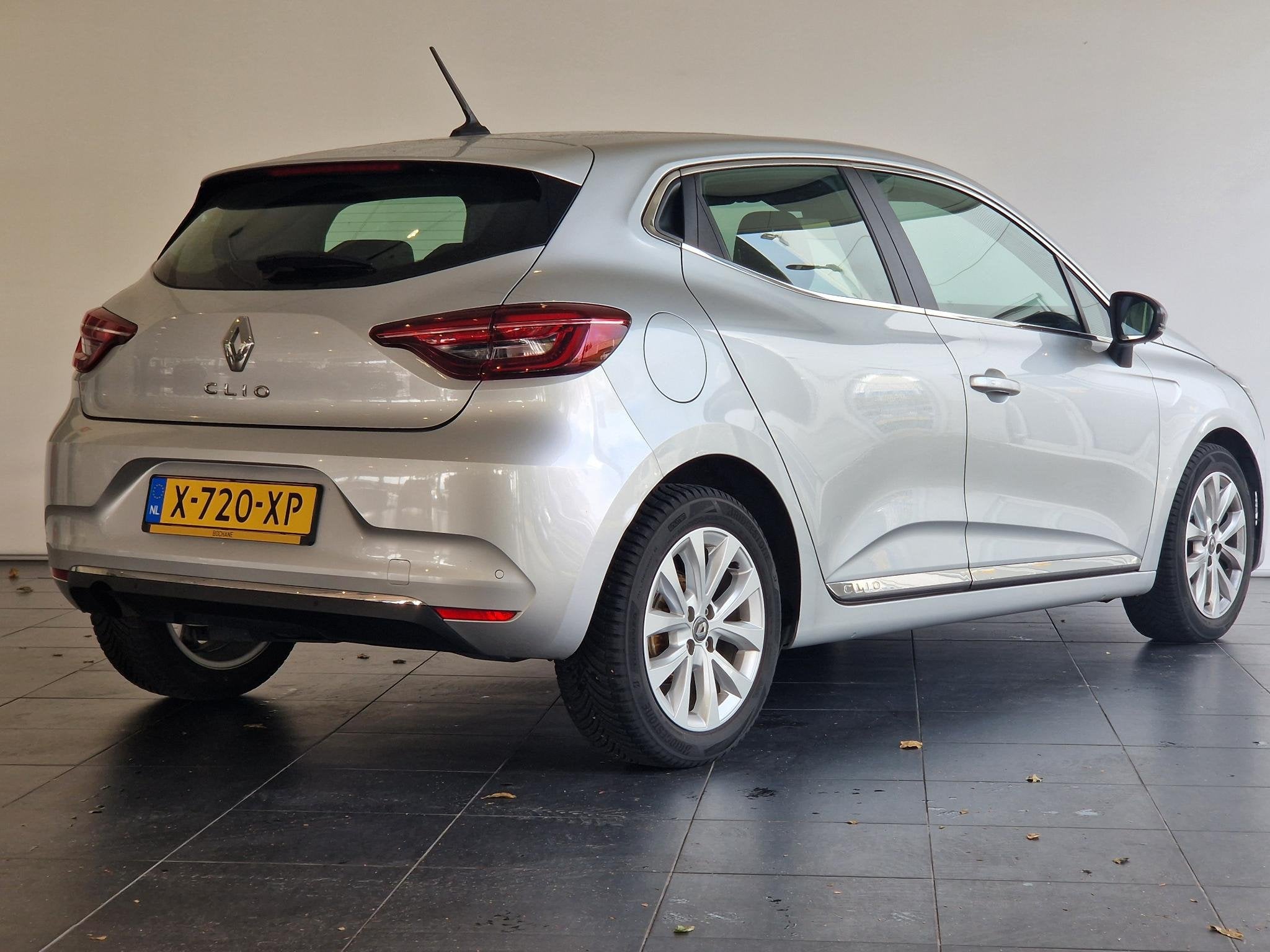 Renault Clio 1.0 TCe Intens | NAVIGATIE | STOELVERWARMING |, Auto's, 101 pk, Gebruikt, 580 kg, Met garantie (alle)