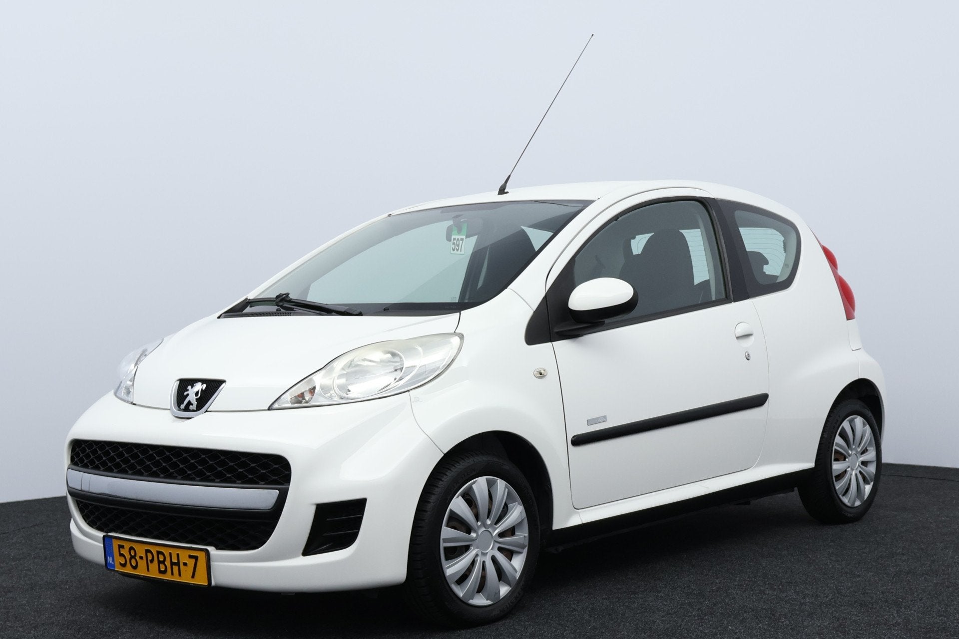 Peugeot 107 1.0-12V Millesim 200/ APK 10-2027!/ Airco/ C.V., Auto's, Euro 5, Stof, Gebruikt, Zwart