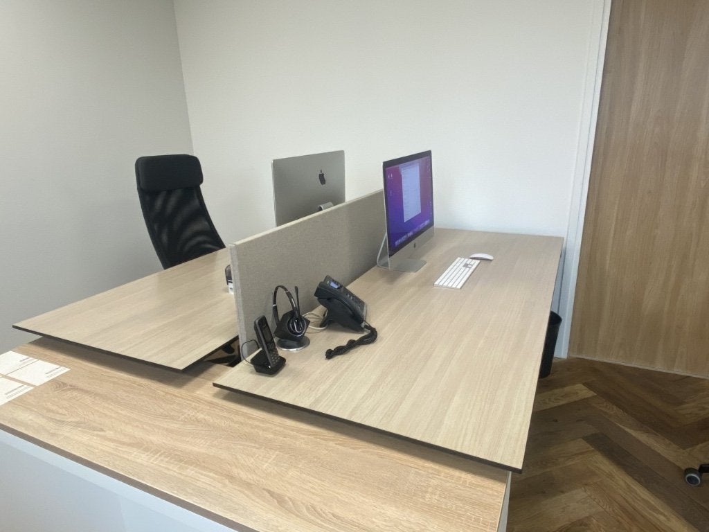 4x Ahrend dubbele bureaus met tussenwand – zo goed als nieuw, Ophalen, Hout, Zo goed als nieuw, Duo-bureau