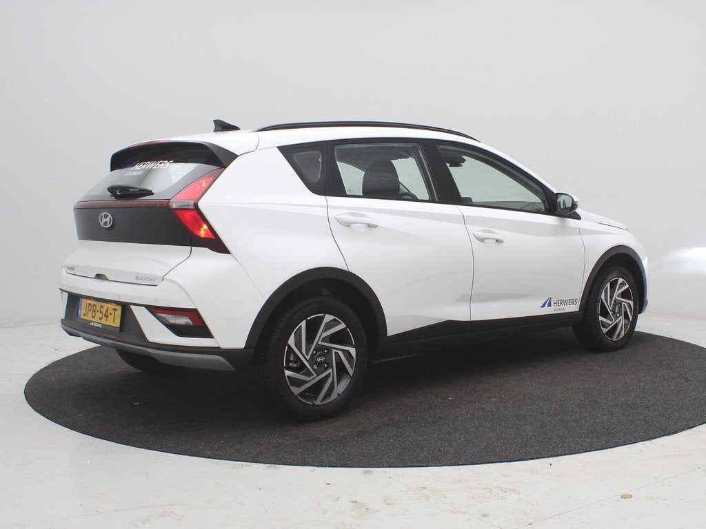 Hyundai Bayon 1.0 T-GDI Comfort AUTOMAAT / Navigatie / Achte, Auto's, Euro 6, Wit, Hybride Elektrisch/Benzine, SUV of Terreinwagen