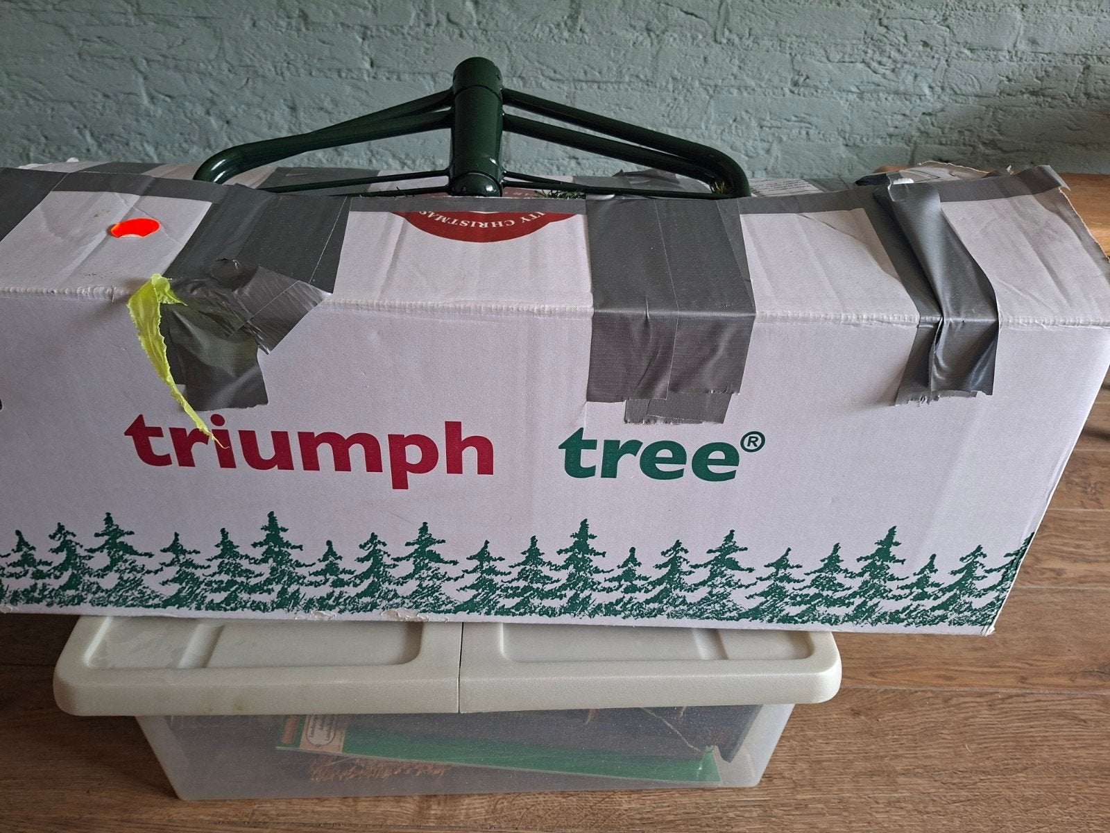 Kerstboom (Triumph) met dennenappels en sneeuw, Diversen, Ophalen