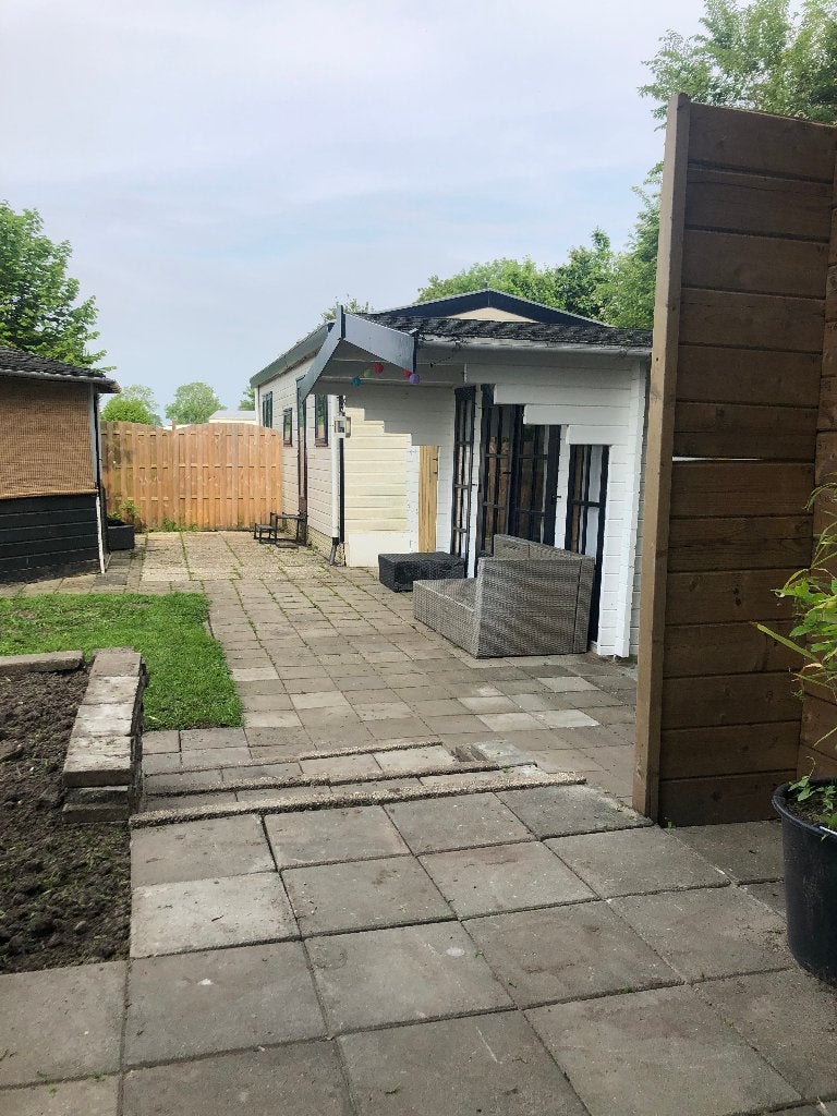 Foto 13 van te koop mooi chalet met tuinhuis naast zwem vis en vaarwater