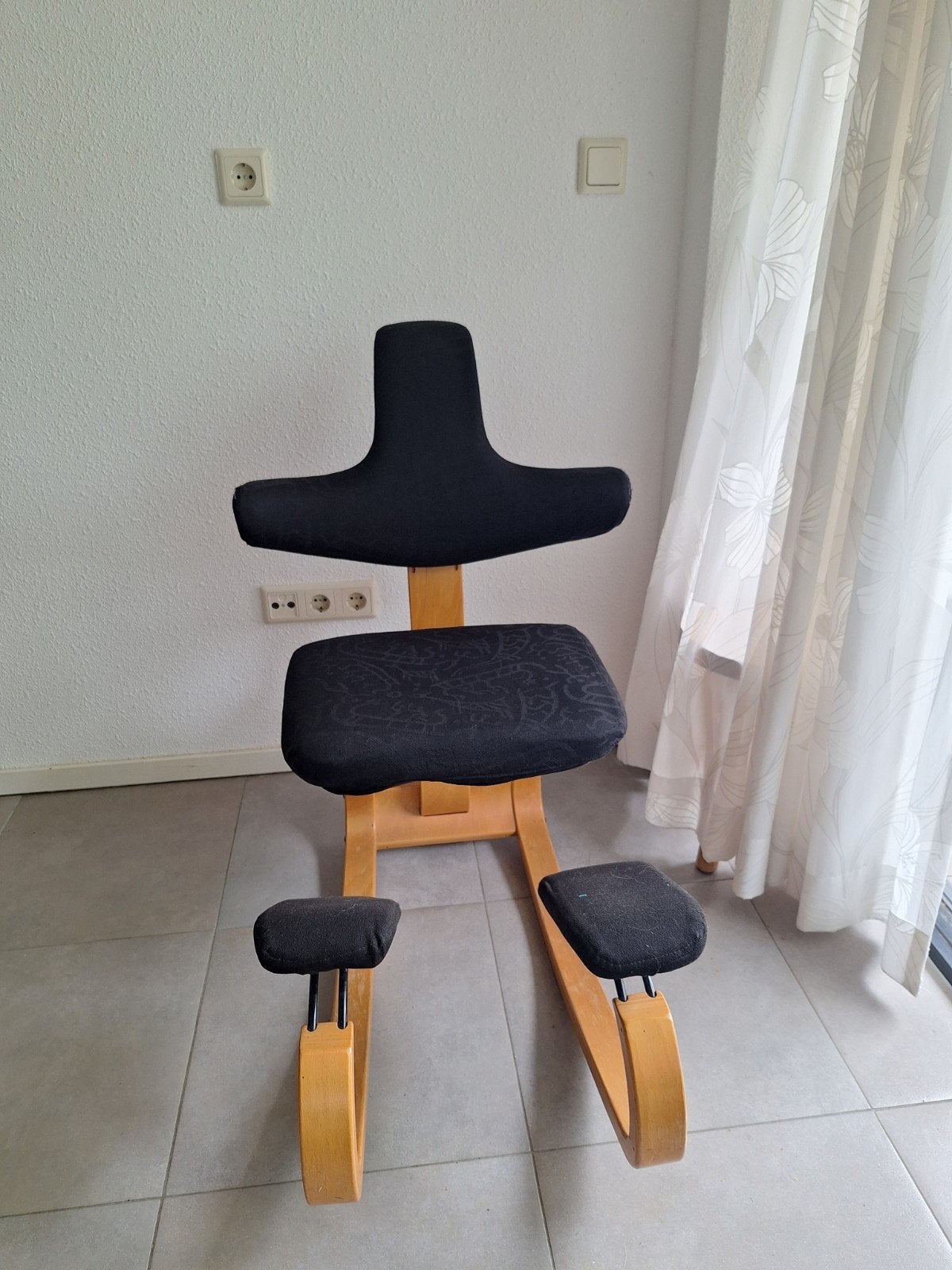 Ergonomische kniestoel met gebruikerssporen, Gebruikt, Zwart, Ergonomisch, Ophalen of Verzenden