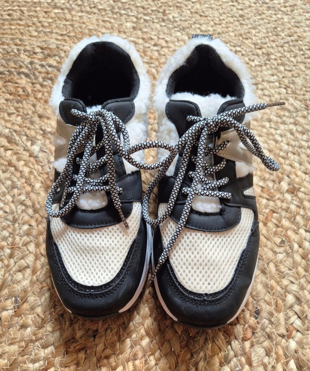 Leuke sneaker schoen met teddy bontje maat 38  z g.a.n, Verzenden, Zo goed als nieuw