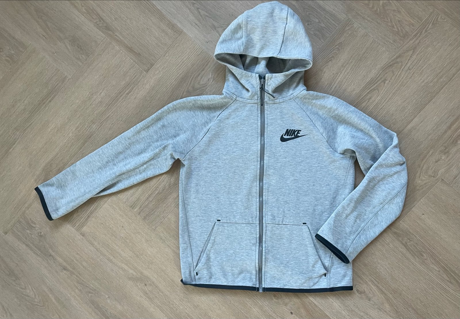 Nike Tech hoodie Grijs maat 140, Verzenden, Zo goed als nieuw, Jongen of Meisje, Trui of Vest