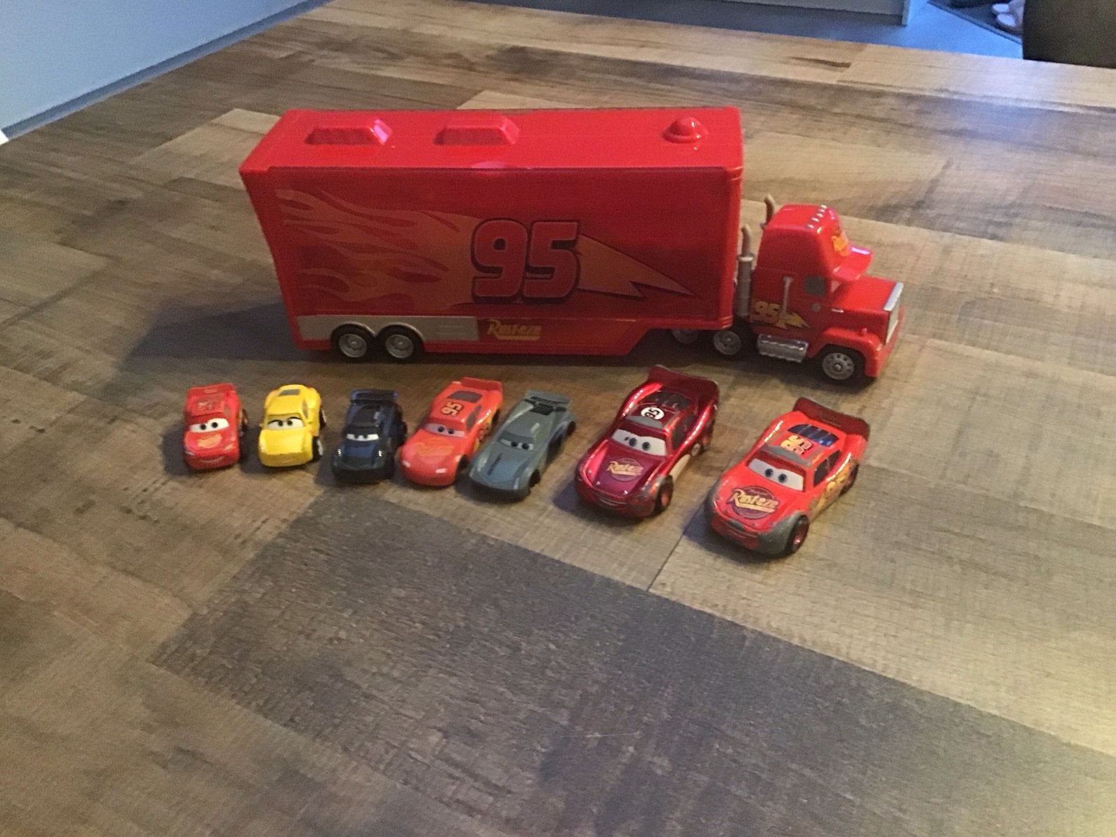 Cars Bliksem McQueen Mack Truck met 7 auto's, Kinderen en Baby's, Ophalen of Verzenden, Gebruikt