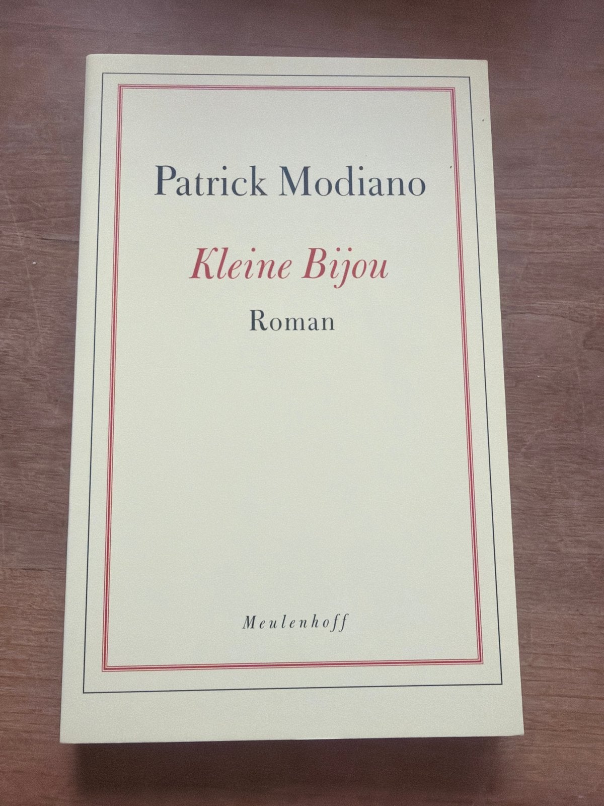 Patrick Modiano - Kleine Bijou (Roman), Ophalen of Verzenden, Zo goed als nieuw, Europa overig